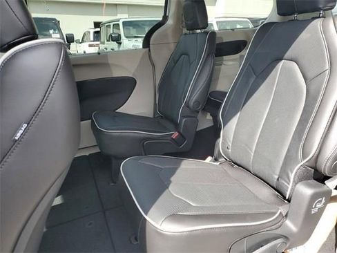 New 2023 Chrysler Pacifica Limited image 10