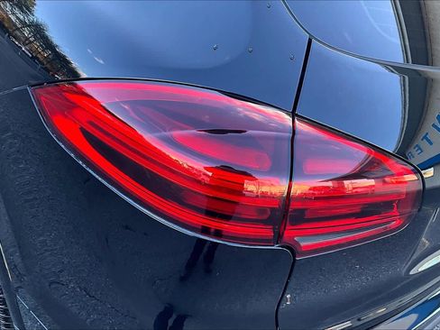 Used 2017 Porsche Cayenne Platinum Edition w/ Premium Package (PJV) image 28