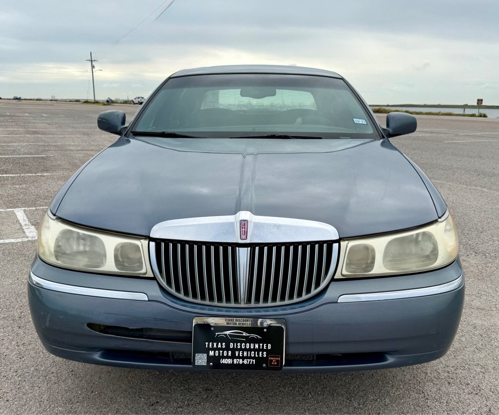 Used 1999 Lincoln Town Car Signature RWD image 2