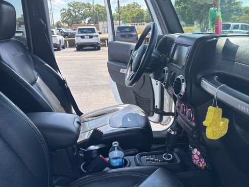 Used 2016 Jeep Wrangler Unlimited Sahara w/ Connectivity Group AWD/4WD image 13