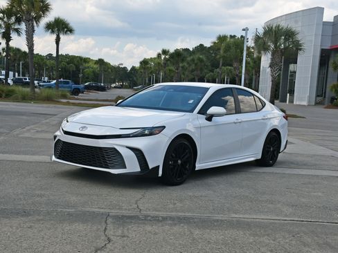 Used 2025 Toyota Camry SE FWD image 6