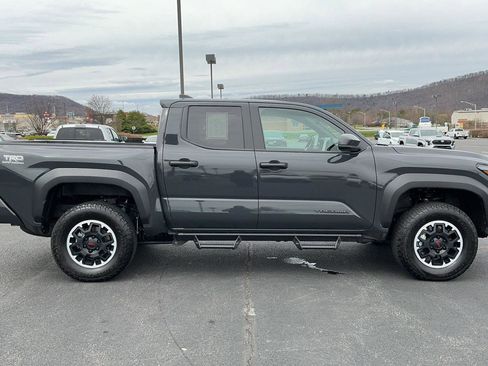 Used 2024 Toyota Tacoma TRD Off-Road image 4