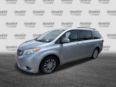Used 2015 Toyota Sienna XLE w/ XLE Navigation Package FWD image 5