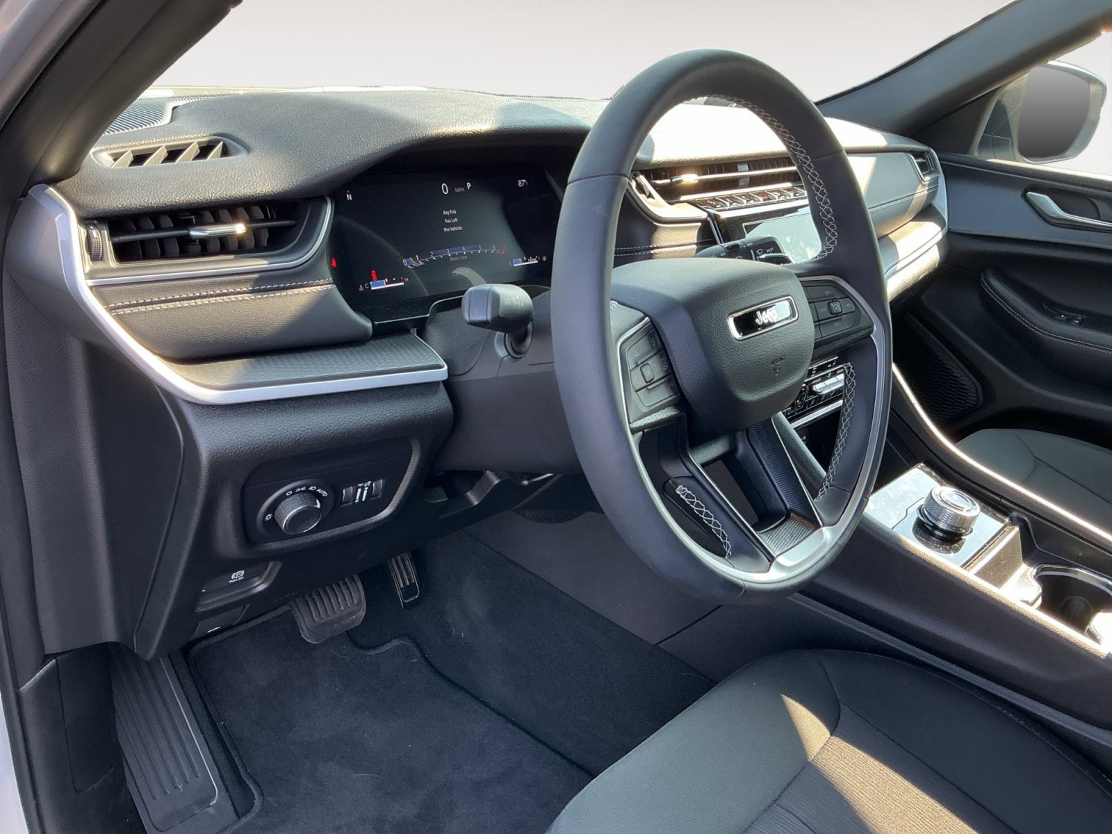 Used 2025 Jeep Grand Cherokee Laredo X w/ Luxury Tech Group I AWD/4WD image 10