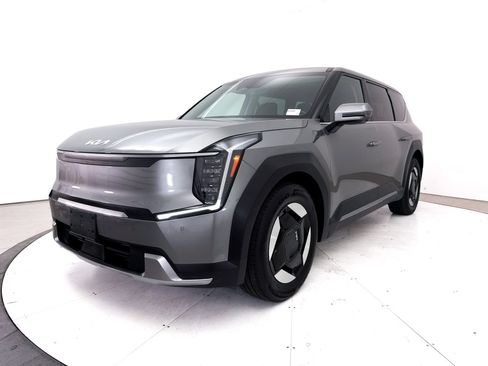 Certified 2024 Kia EV9 Light Long Range RWD image 15