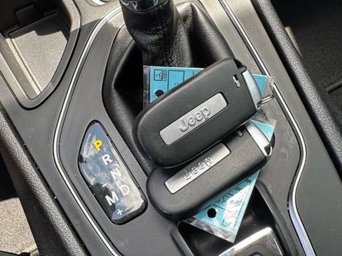 Used 2019 Jeep Cherokee Latitude Plus FWD image 24