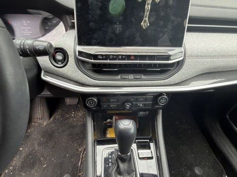 Used 2023 Jeep Compass Latitude image 10