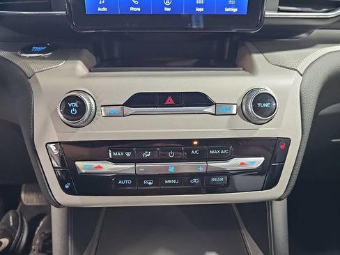 Used 2024 Ford Explorer XLT w/ Equipment Group 202A AWD/4WD image 21