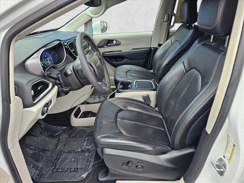 Used 2022 Chrysler Pacifica Touring-L image 19