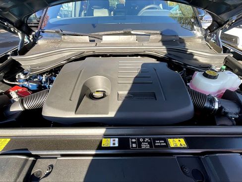 New 2025 Land Rover Range Rover Long Wheelbase SE image 13