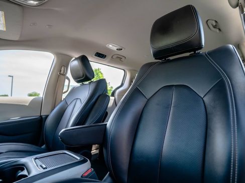 Used 2024 Chrysler Pacifica Touring-L FWD image 6