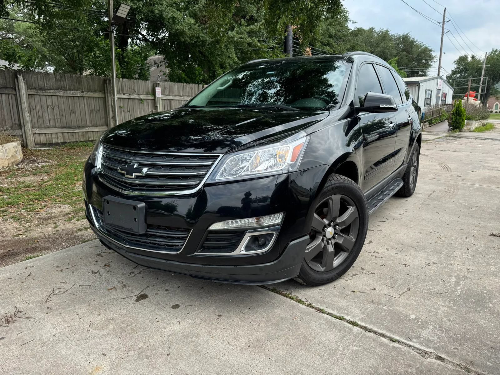 Used 2017 Chevrolet Traverse LT FWD image 2