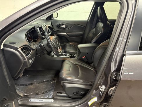Used 2021 Jeep Cherokee Limited AWD/4WD image 3