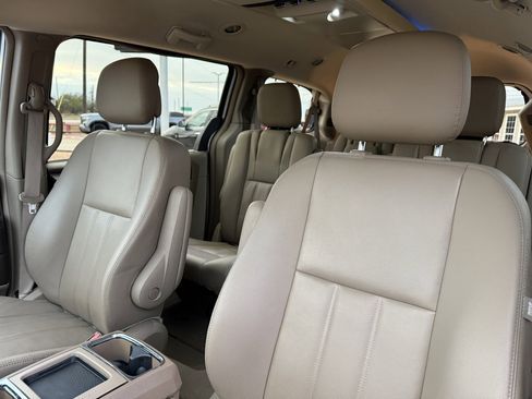 Used 2015 Chrysler Town & Country Touring w/ Driver Convenience Group image 14