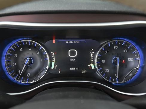 Used 2020 Chrysler Pacifica Limited image 26