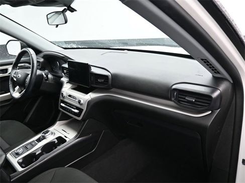 Used 2022 Ford Explorer XLT image 11