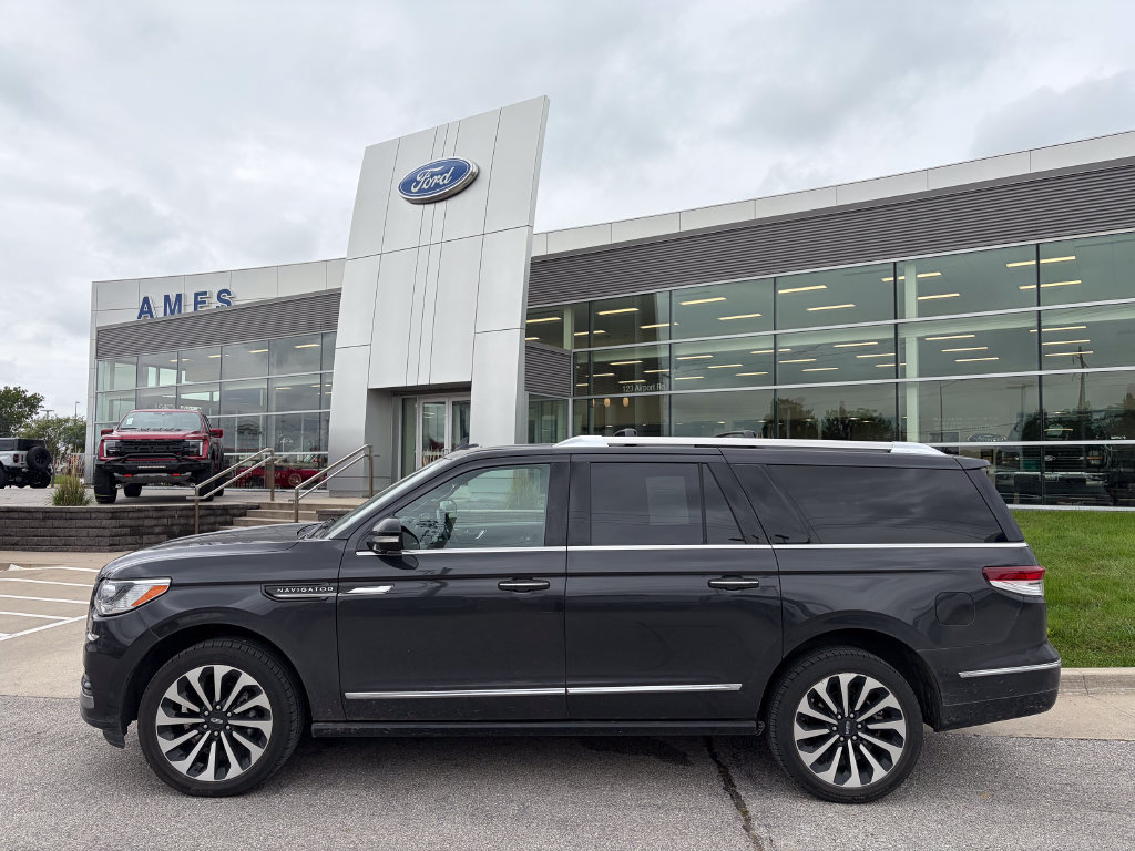 Used 2024 Lincoln Navigator L Reserve AWD/4WD image 3