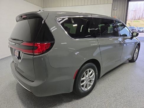 Used 2025 Chrysler Pacifica Select FWD image 7