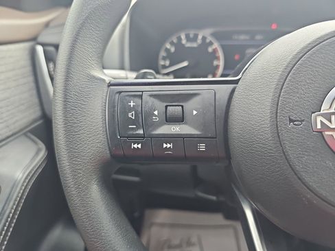 Used 2023 Nissan Rogue SV FWD image 18