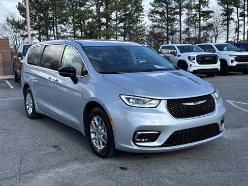 Used 2024 Chrysler Pacifica Touring-L image 4