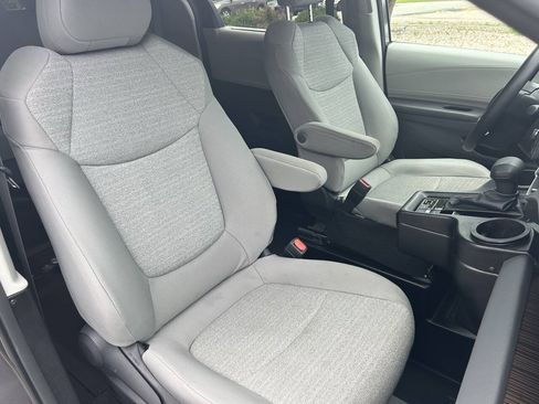 Used 2022 Toyota Sienna LE FWD image 28