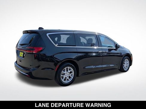 Used 2023 Chrysler Pacifica Touring-L FWD image 9