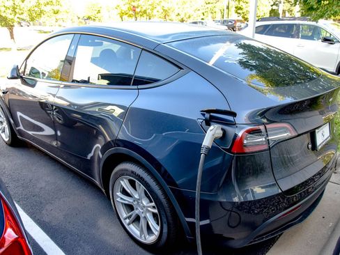 Used 2024 Tesla Model Y Long Range AWD/4WD image 6