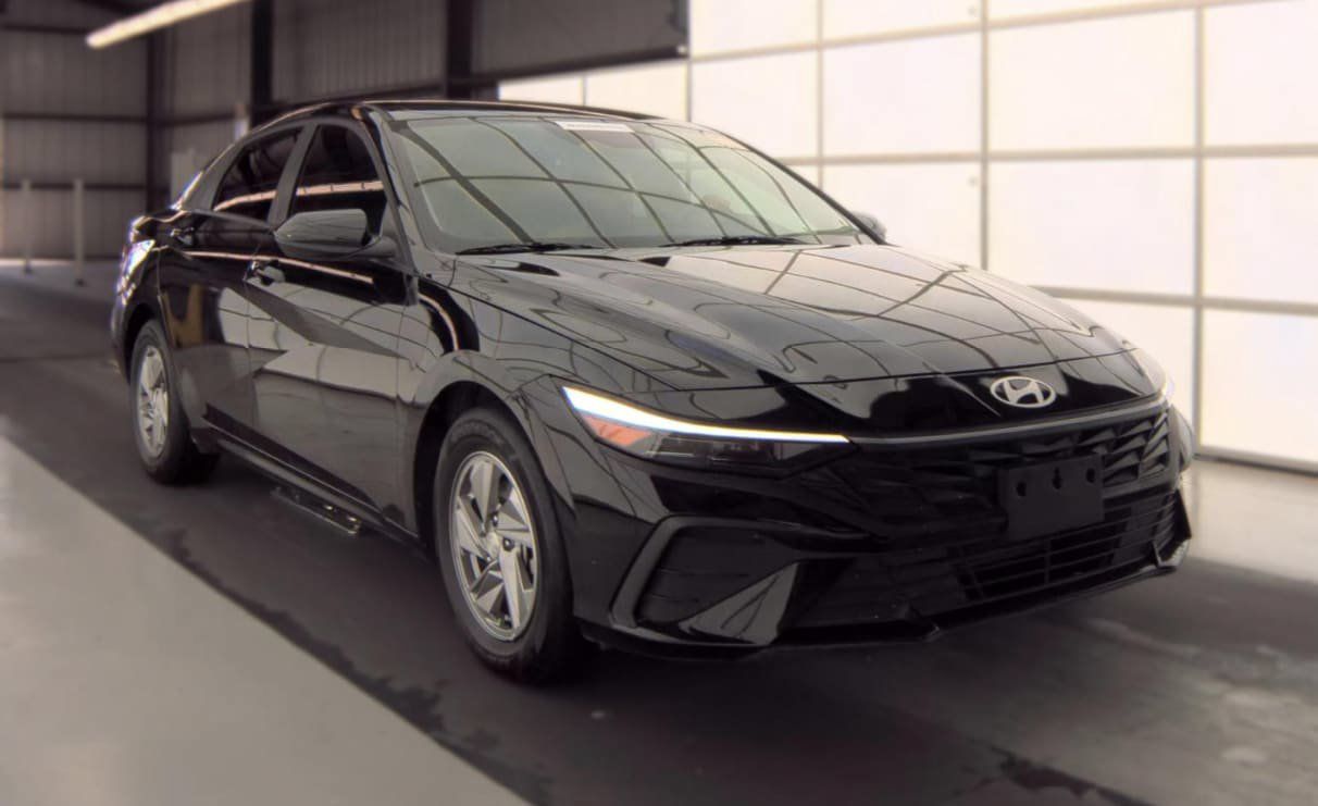 Used 2025 Hyundai Elantra SE FWD image 4