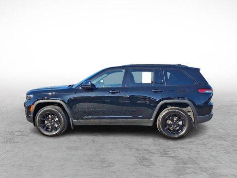 Used 2025 Jeep Grand Cherokee Altitude image 2