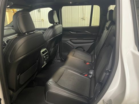 New 2025 Jeep Grand Cherokee Altitude image 7