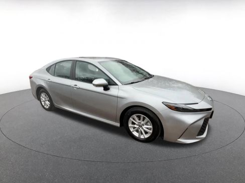 Used 2025 Toyota Camry LE image 2