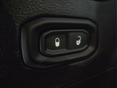 Used 2020 Jeep Wrangler Unlimited Sahara AWD/4WD image 18