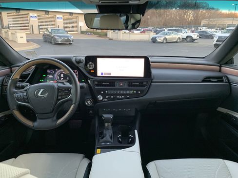 Used 2025 Lexus ES 300h w/ Luxury Package image 30