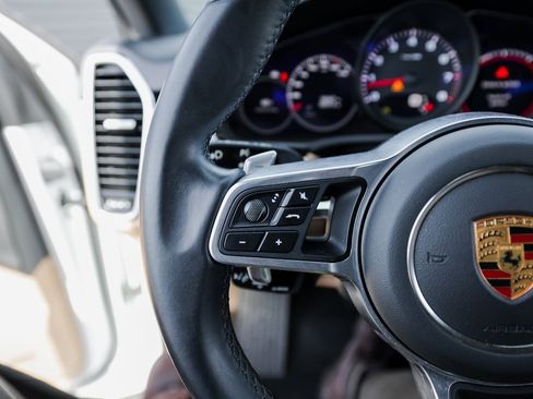 Certified 2022 Porsche Cayenne Platinum Edition image 17