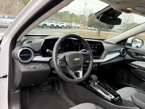 Used 2025 Chevrolet Trax LT w/ LT Convenience Package image 16