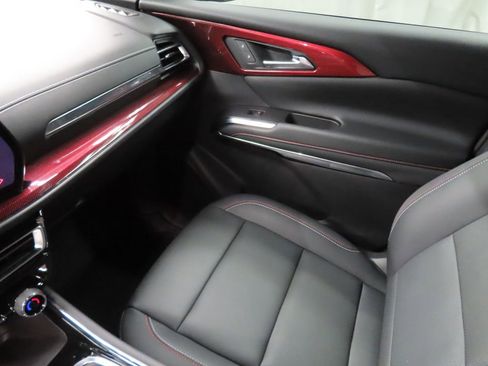 Used 2024 Chevrolet Traverse Z71 w/ LPO, Floor Liner Package AWD/4WD image 35