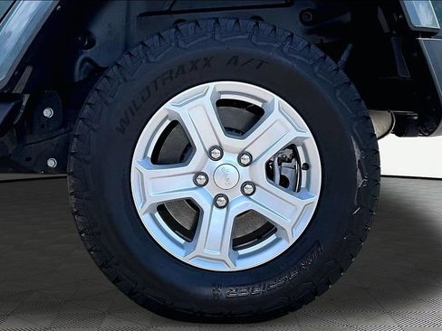 Used 2024 Jeep Wrangler Unlimited Sahara w/ Technology Group AWD/4WD image 21
