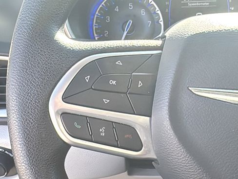 Certified 2020 Chrysler Pacifica Touring w/ Tire & Wheel Group image 18