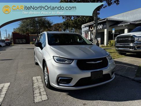 Used 2024 Chrysler Pacifica Touring-L image 1