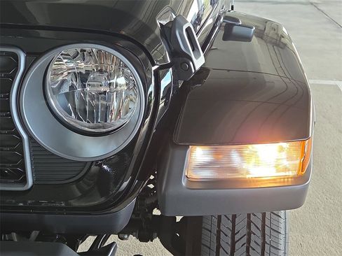 New 2025 Jeep Gladiator Sport image 10