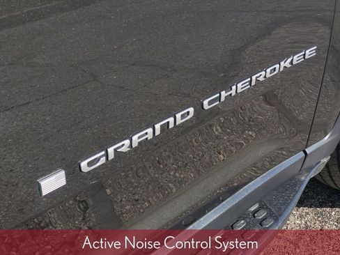 Used 2024 Jeep Grand Cherokee Limited w/ Luxury Tech Group II image 7