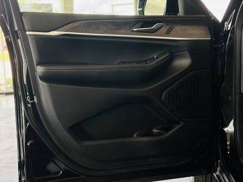 Used 2025 Jeep Grand Cherokee Limited AWD/4WD image 32