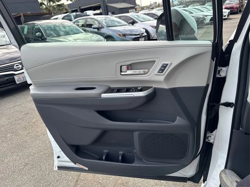 Used 2023 Toyota Sienna Limited image 16