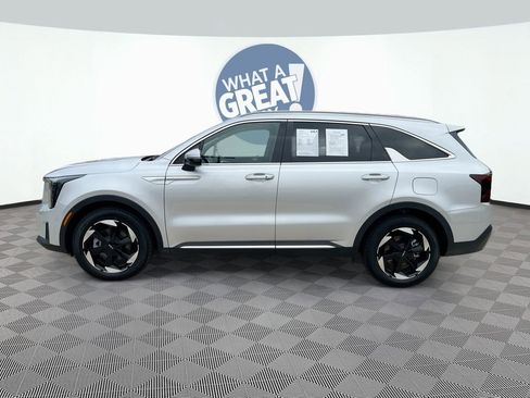 Certified 2025 Kia Sorento EX image 3