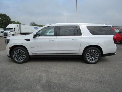 Used 2023 GMC Yukon XL Denali Ultimate image 3