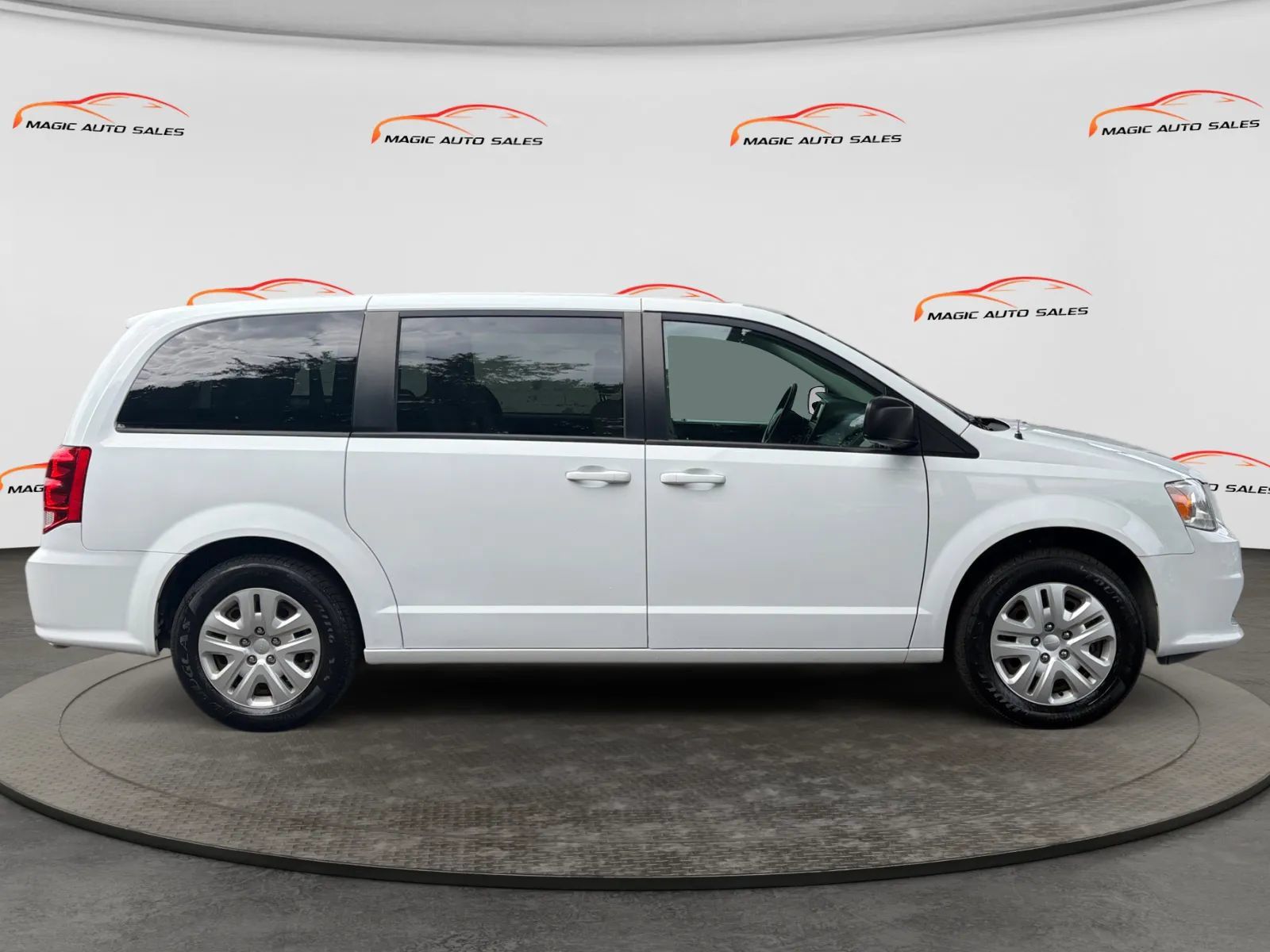 Used 2018 Dodge Grand Caravan SE w/ UConnect Hands-Free Group FWD image 6