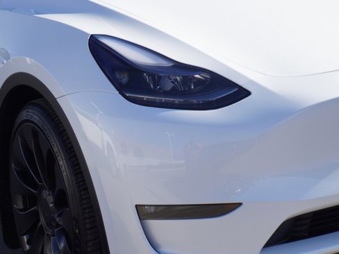 Used 2023 Tesla Model Y Performance image 3