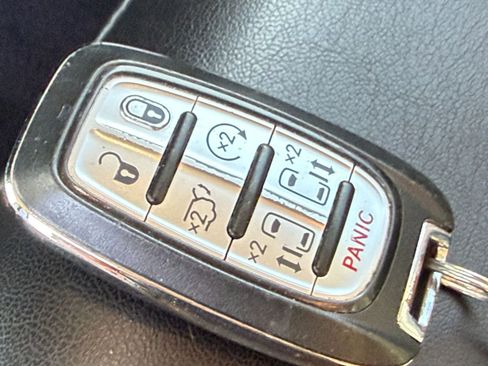 Used 2023 Chrysler Pacifica Touring-L FWD image 21
