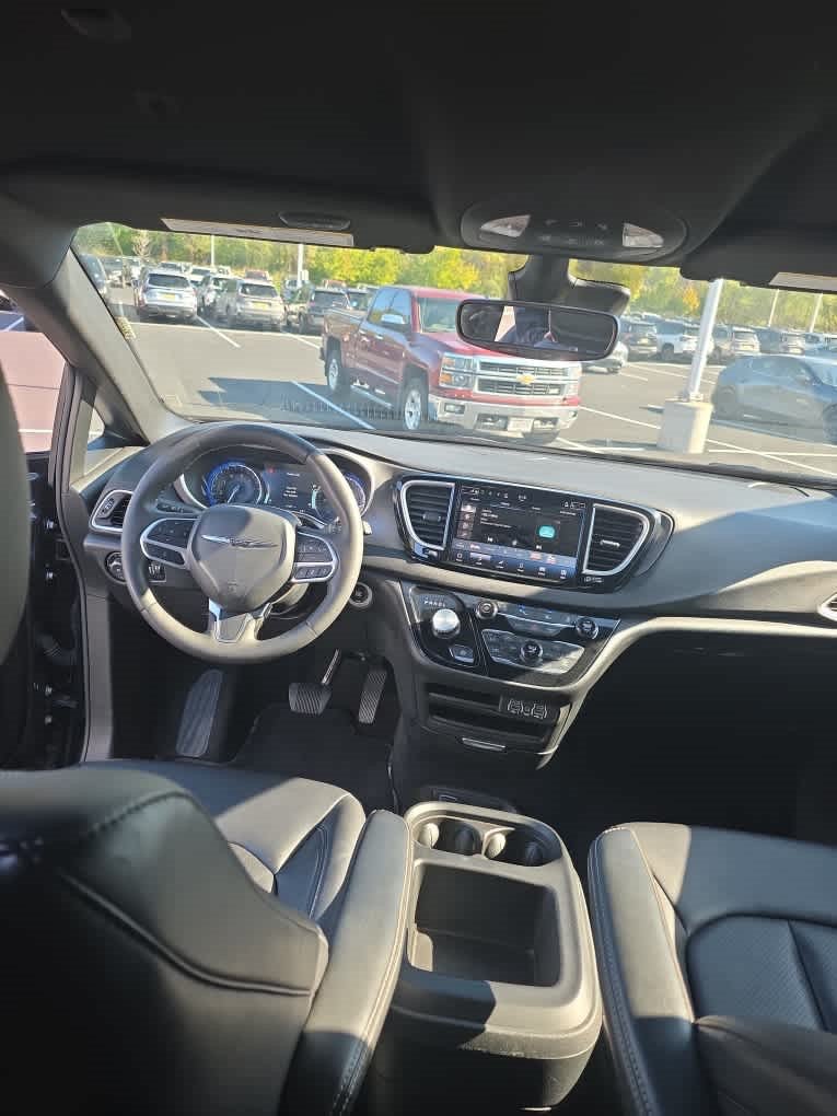 Used 2025 Chrysler Pacifica Select FWD image 7