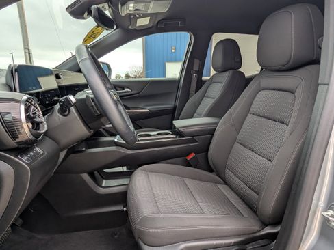 Used 2025 Chevrolet Equinox LT w/ Safety and Technology Package AWD/4WD image 2